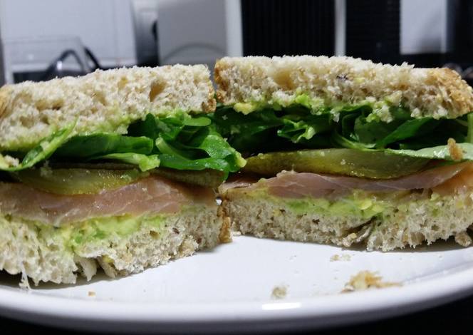 Resep Avocado, smoked salmon and pickle sandwich