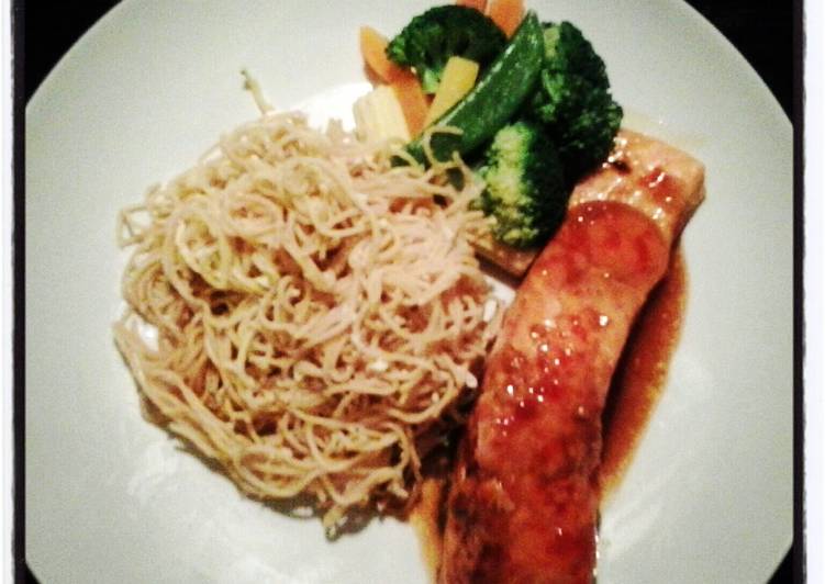 sweet chilli salmon with noodles Recipe by MissLora - Cookpad