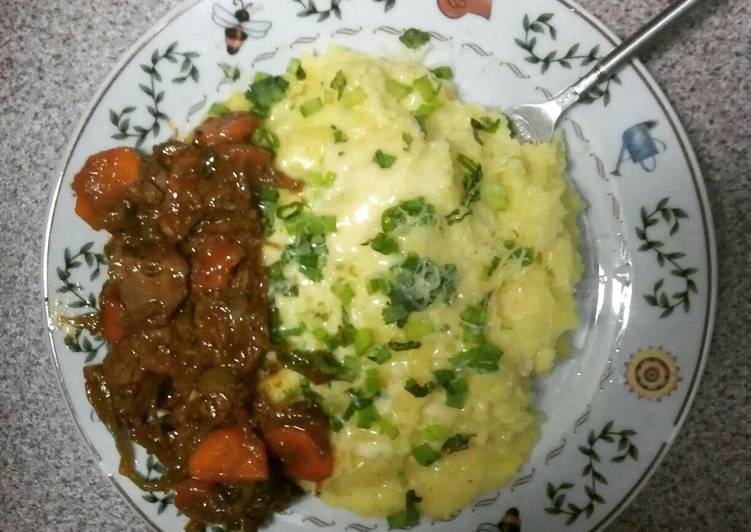 Cheesed mash potatoes topped with spring onions & chicken 