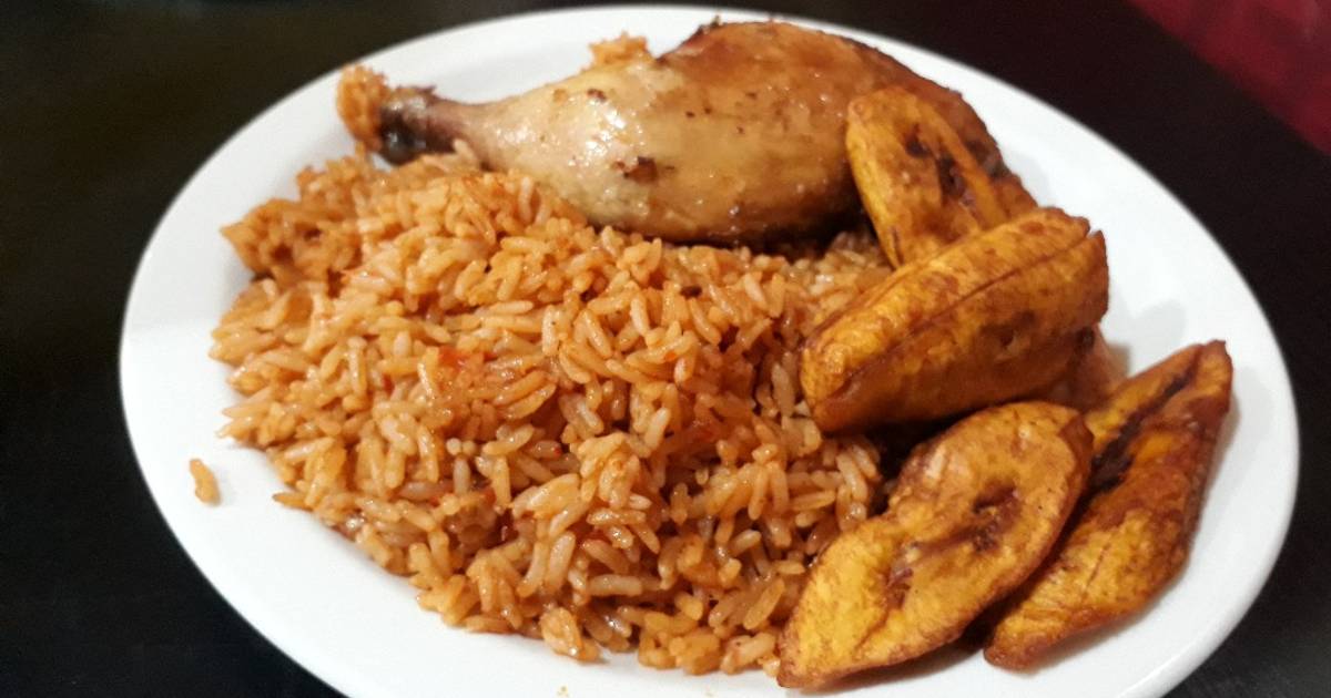 Jollof rice with fried plantain and grilled chicken Recipe by Chiommy ...