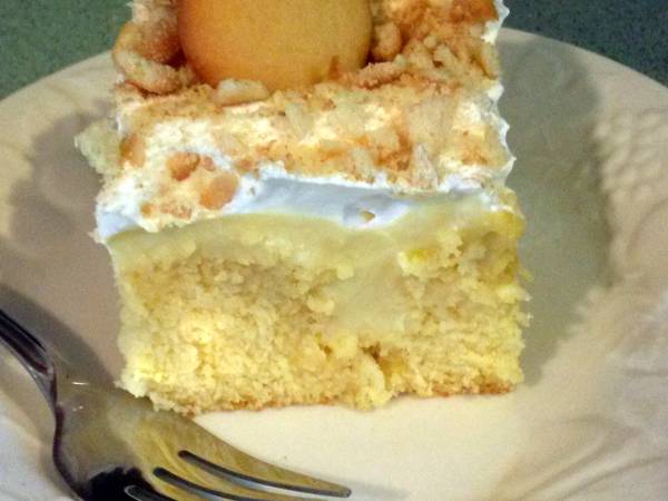 Banana pudding poke cake