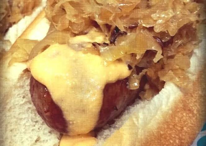 Resep Tailgater Beer Brats with Zippy Cheese Sauce Resep Tailgater Beer Brats with Zippy Cheese Sauce