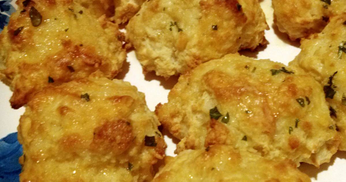 Cheesy Garlic Butter Biscuits Recipe by Rach99 - Cookpad