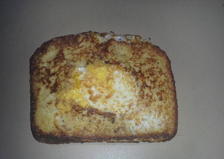 French toast with an egg in the middle. Recipe by cindy Cookpad