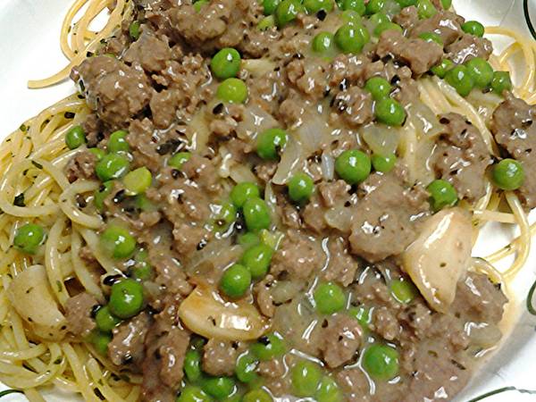 Beef gravy with peas and garlic