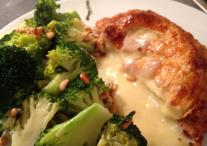 Resep Baked Camembert in Puff Pastry with Broccoli and Sage Butter Resep Baked Camembert in Puff Pastry with Broccoli and Sage Butter