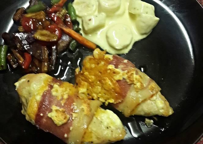 Resep Chicken Fillet Wrapped in Bacon, Smothered in Cheese