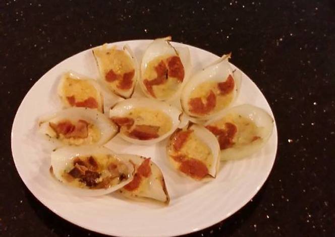 Resep Pan Roasted Cheese Filled Onion Petals with Bacon and Pepperoni Resep Pan Roasted Cheese Filled Onion Petals with Bacon and Pepperoni