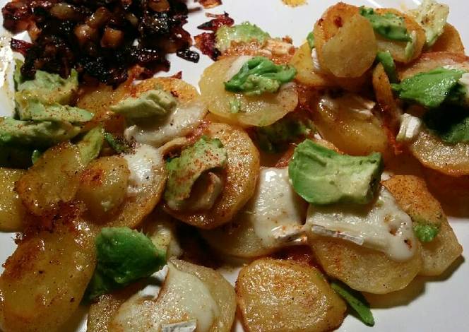 Resep Fried spiced potatoes with brie, avocado and caramelized onions