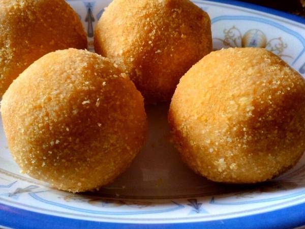 Besan ke ladoo