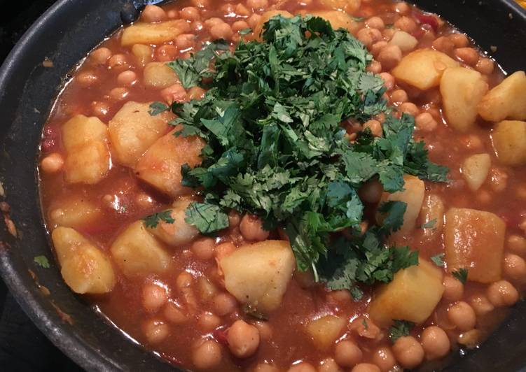 Aloo Chole Recipe by Jasmin Dhar - Cookpad