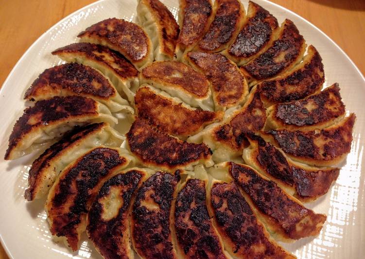 Gyoza (Japanese Pan-Fried Dumplings) Recipe by Rie - Cookpad