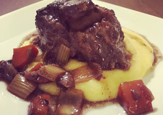 Resep Braised oxtail in a red wine reduction