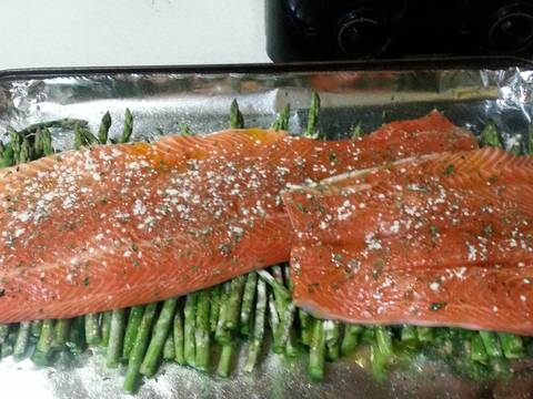 Baked salmon with asparagus Recipe by remy2011 - Cookpad