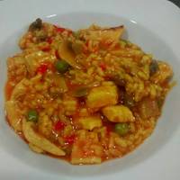 Arroz meloso con verduras, champiñones y pollo