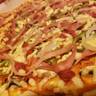 Recuerda que debes picar un poco la masa con un tenedor antes de hornearla, ya que de lo contrario va a inflarse y lo que quieres es una masa de pizza no una torta de pizza.