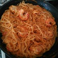 Espaguetis con salsa de nata, gambas y tomate