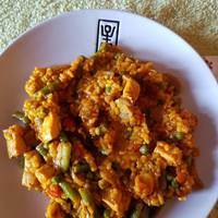 Arroz meloso con verduras, champiñones y pollo
