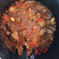 Estofado de ternera con verduras al vino tinto y la soja