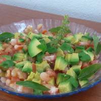Pechuga de pollo al limón y orégano con tomate y aguacate, de dieta