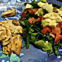 Pechuga de pollo al limón y orégano con tomate y aguacate, de dieta