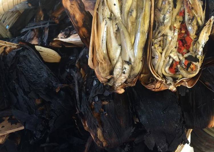 
    Charales con nopales asados en hoja de elote tipo Pátzcuaro para cuaresma.  Cocina prehispánica
  