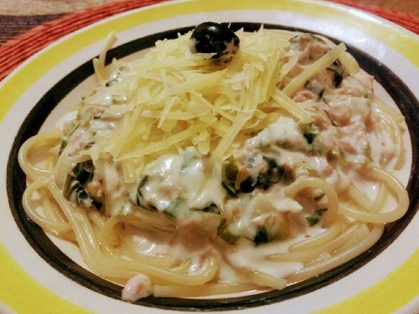Pasta con salsa blanca de atún y espinacas