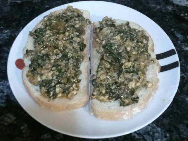 Tostadas con revuelto de espinacas y queso fresco