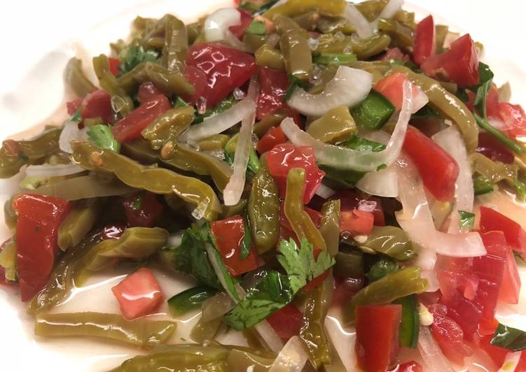
    Ensalada fresca de nopal al estilo Sonorense
  