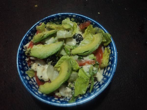 Ensalada de aguacate con aderezo de crema y amaranto con chía. México