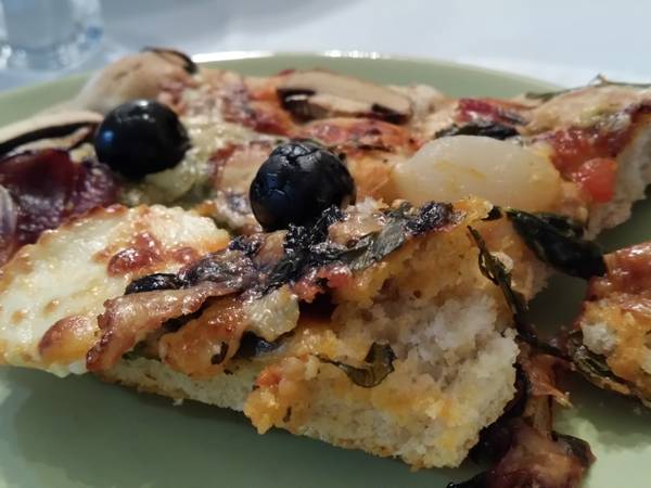Pizza vegetariana con base integral