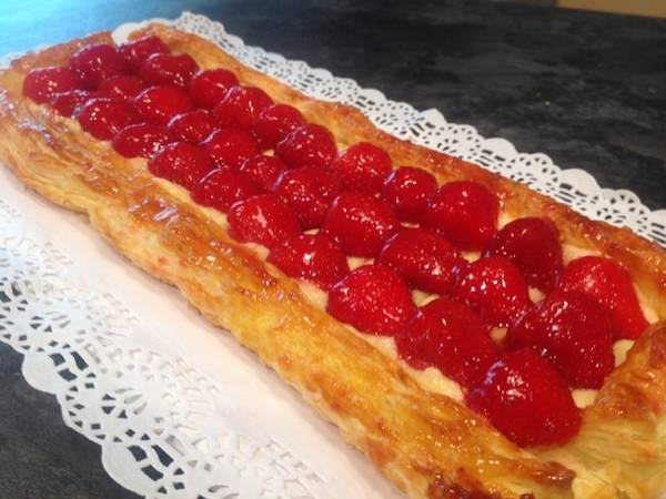 Tarta de hojaldre con fresas y crema pastelera