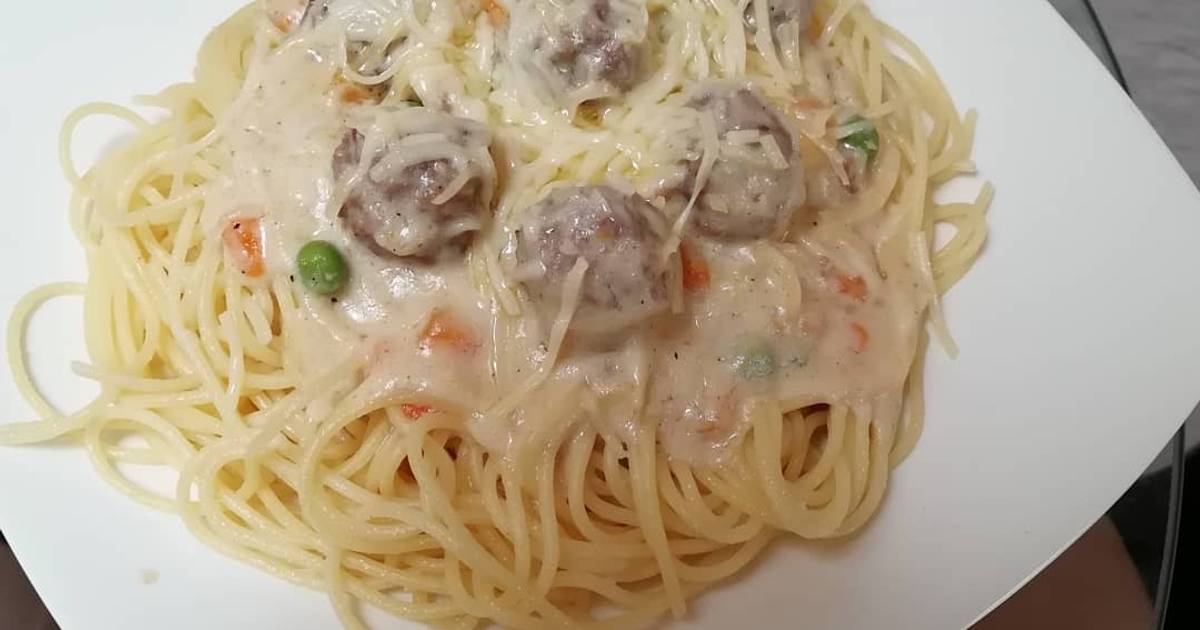 Espaguetis con pollo y crema de