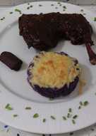 Pato al burdeos y chocolate con tartaletas de patatas violetas