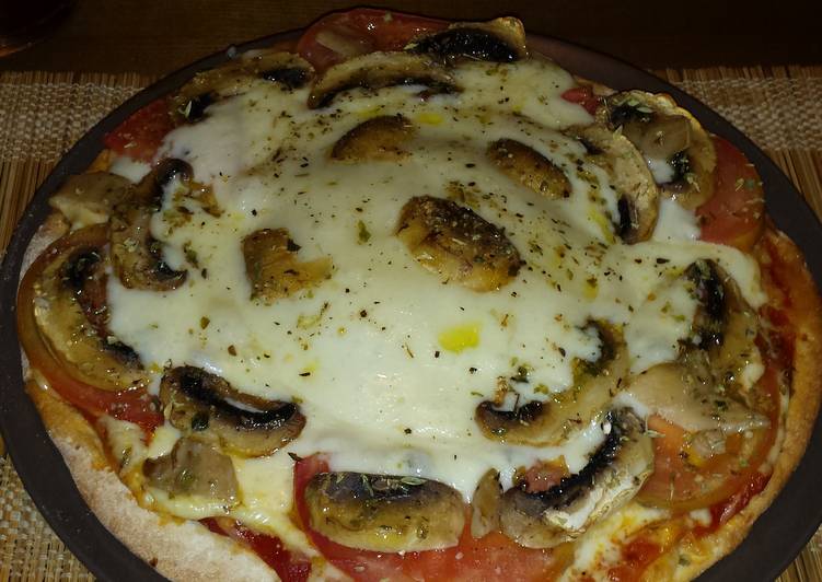 Pizza de provolone, tomate y champiñón Receta de Bea Cookpad