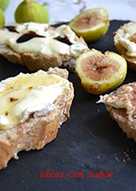 Tostadas variadas con Coulommiers