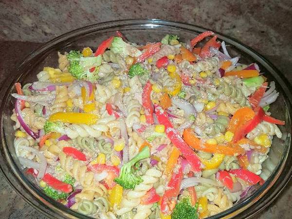 Ensalada de pasta con atún y vegetales