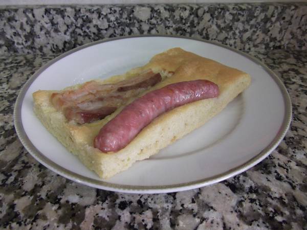 Coca salada de longaniza y panceta