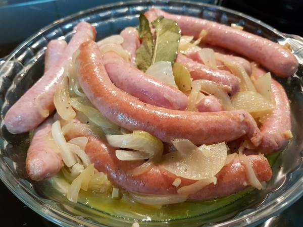 Salchichas frescas de pollo al vino