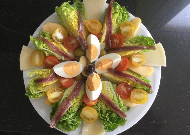 Ensalada de cogollos de Tudela con anchoas y ?? manzana Receta de