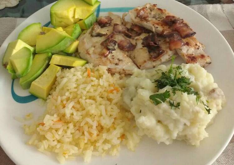 
    Pollo con tocineta
  