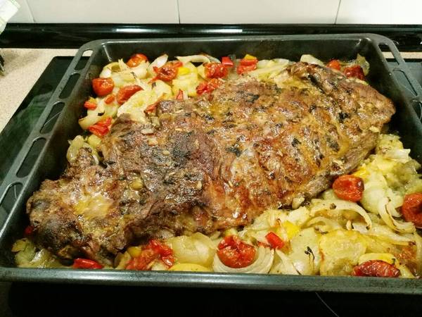 Costillar de cerdo al horno con patatas y verduras