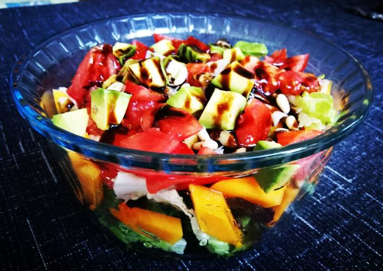 Foto principal de Lechuga de roble con calabaza, jamón de pavo y semillas - detox