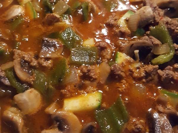 Carne molida con chiles poblanos, hongos y calabacita