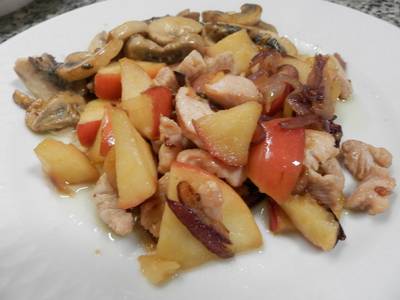 Pavo con cebollas y manzanas