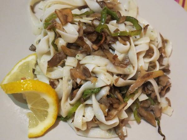 Tallarimis con setas y pimiento verde