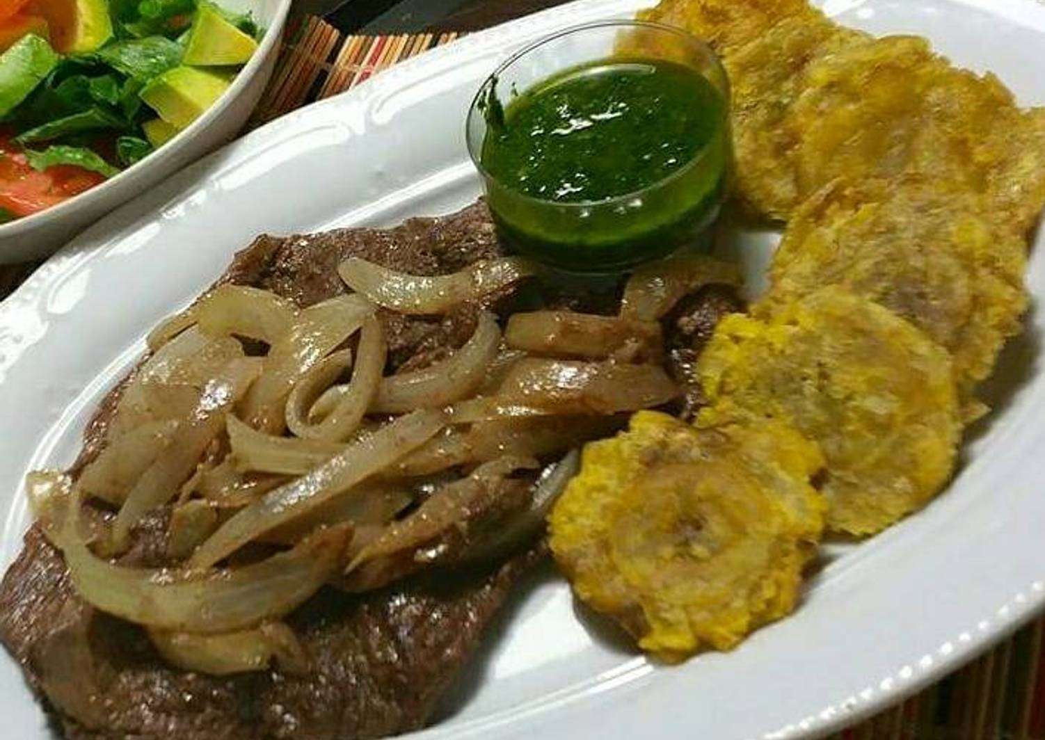 Bistec de res encebollado, con salsa de cilantro. Receta de Catering Gourmet Ramirez