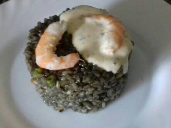 Arroz negro con gambas, pota y salsa alioli