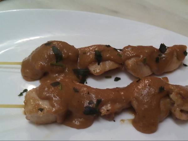 Brochetas de pollo satay con salsa de cacahuete