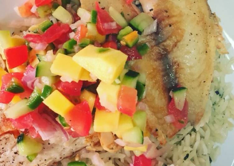 Filete de Tilapia en cama de arroz al cilantro y pico de gallo+mango